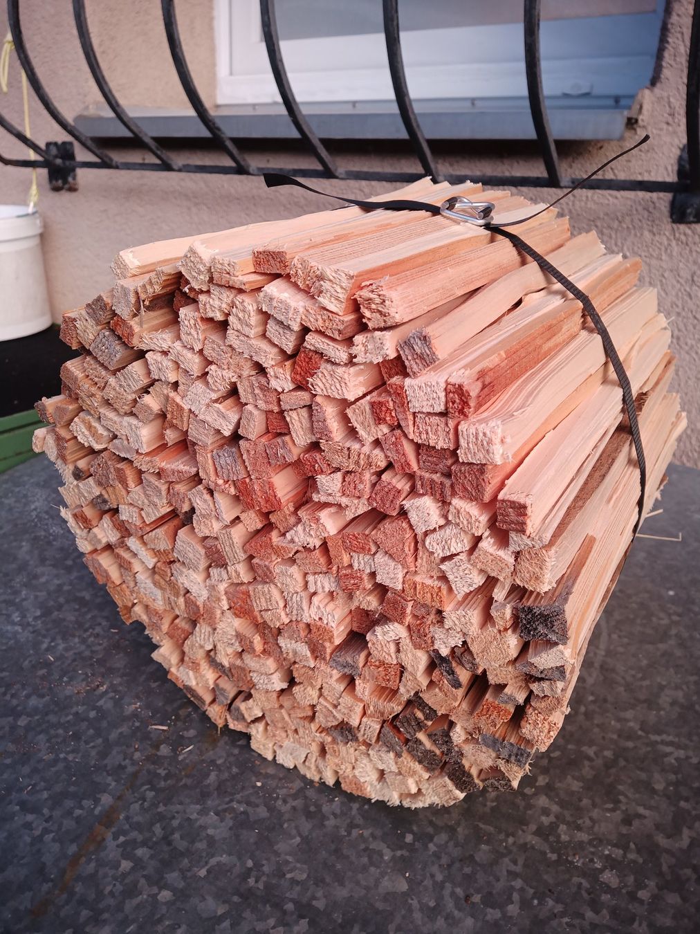 Articoli in legno: Anfeuerholz Brennholz – Nuovo (secondo la descrizione) da Entlebuch venduto da Muesli05