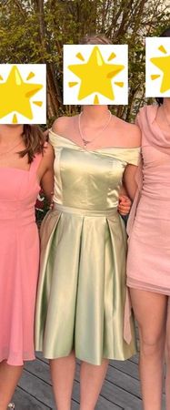 Elegantes, knielanges Off-Shoulder-Kleid, Satin, helllgrün