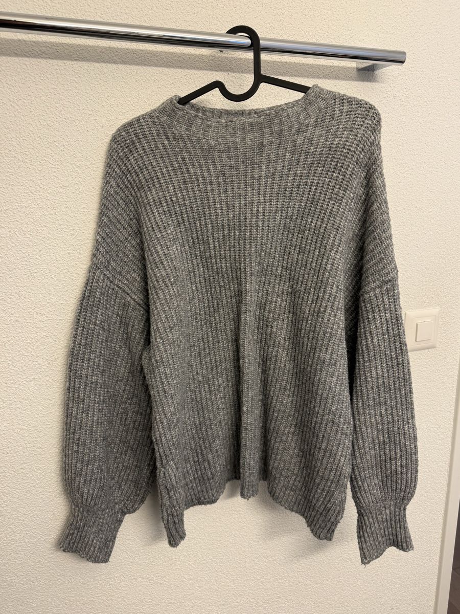 Pulls & Sweat-shirts: Grauer Strickpullover – D'occasion à Suhr par naomau