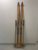 Ski (FA 4), Holzski von ca.1960 mit Kanten u starken Stöcken