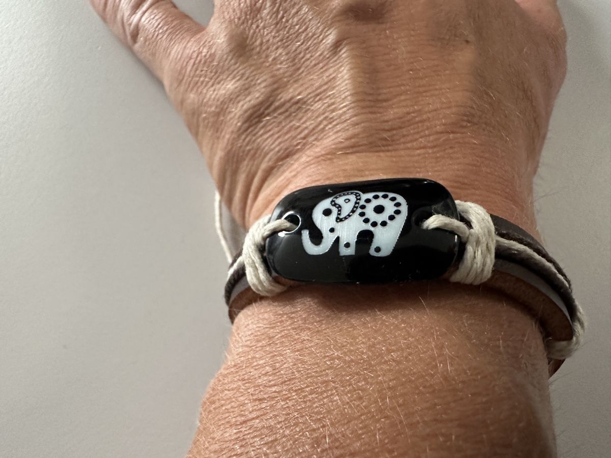 Bracciali & Braccialetti: Armband Leder braun mit Elefantenmotiv – Nuovo (secondo la descrizione) da Hombrechtikon venduto da Redzonk