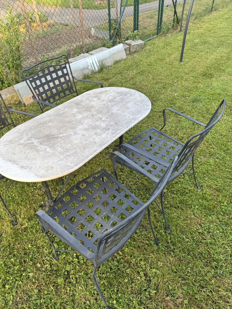 Set di tavolo e panche: Gartentisch Stein mit 4 Metallstühlen – Usato da Niederlenz venduto da janein2018 2