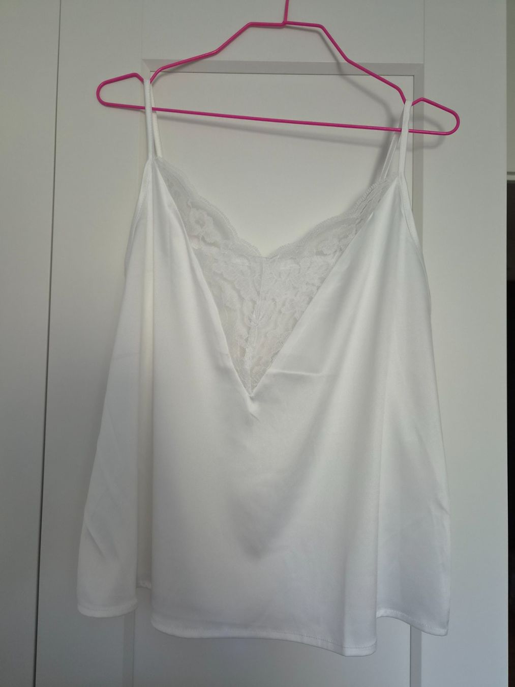 Top: Débardeur blanc satin avec dentelles – Nuovo (secondo la descrizione) da Lausanne venduto da leroyaumedereven