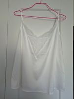 Débardeur blanc satin avec dentelles et le même en noir