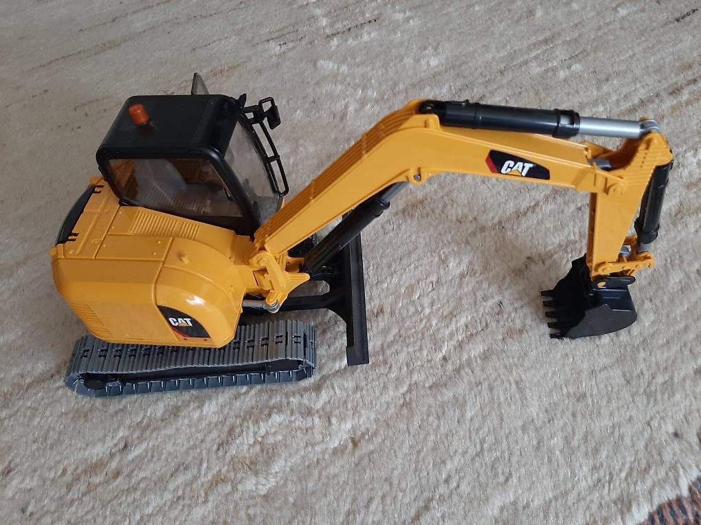 Giocattoli: BRUDER CAT Minibagger , mit beweglichen Teilen – Usato da Basel venduto da Renato_hirzi