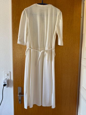 Kleid mit Perlen Crème Grösse M Wickeloptik mit Gürtel