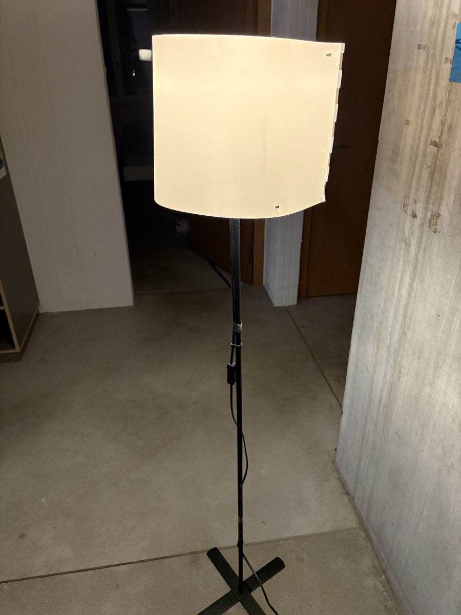 Lampen: Stehleuchte schwarz mit Kunststoffschirm gebraucht – Gebraucht aus Zürich von ome_xr96