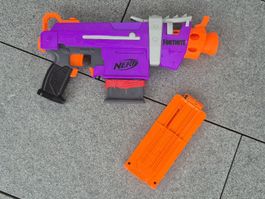 NERF Fortnite Dart Blaster mit 2 Magazinen neu +2ter Blaster
