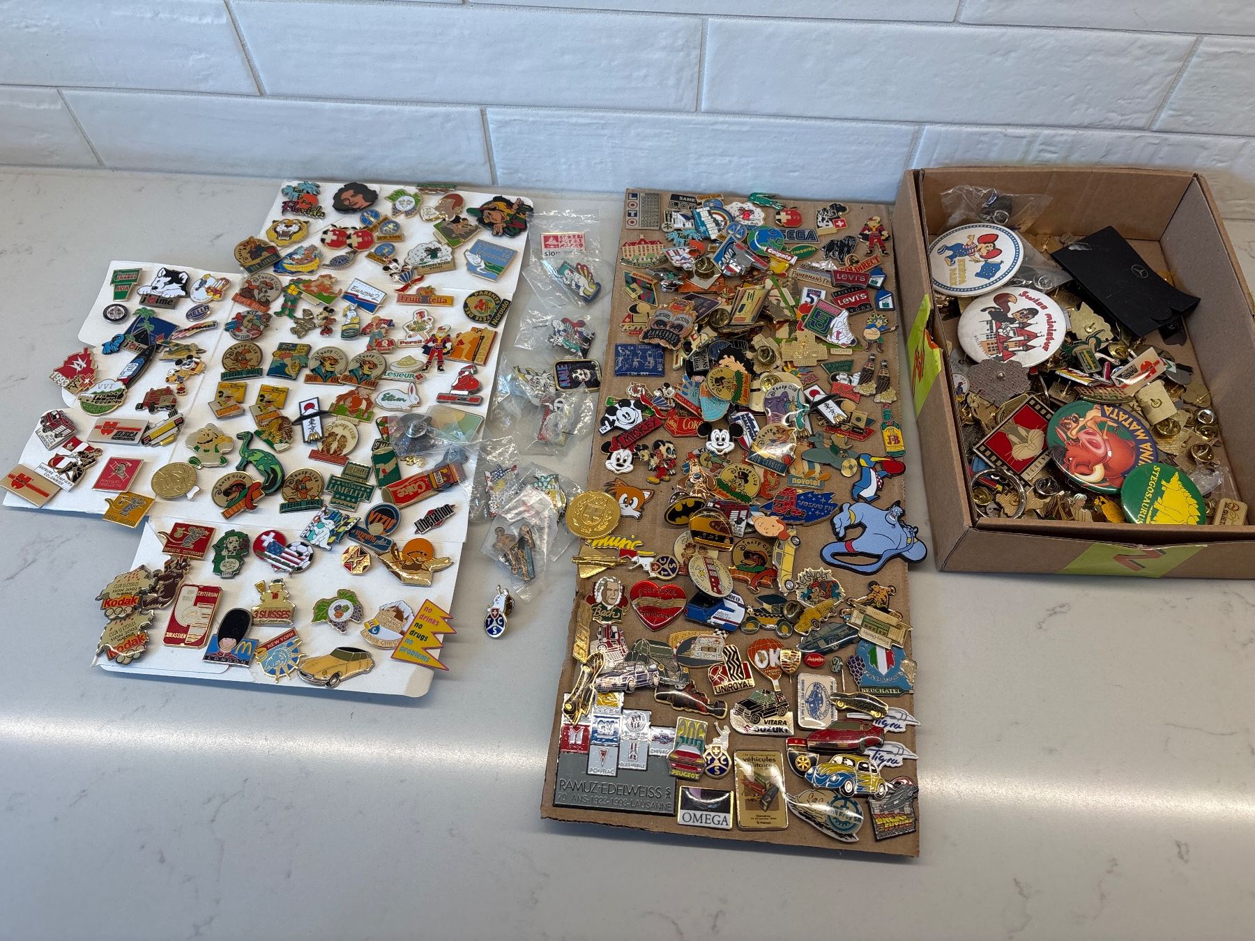 Plaquettes & Badges: Grand lot de pins divers – D'occasion à Gollion par Hampton