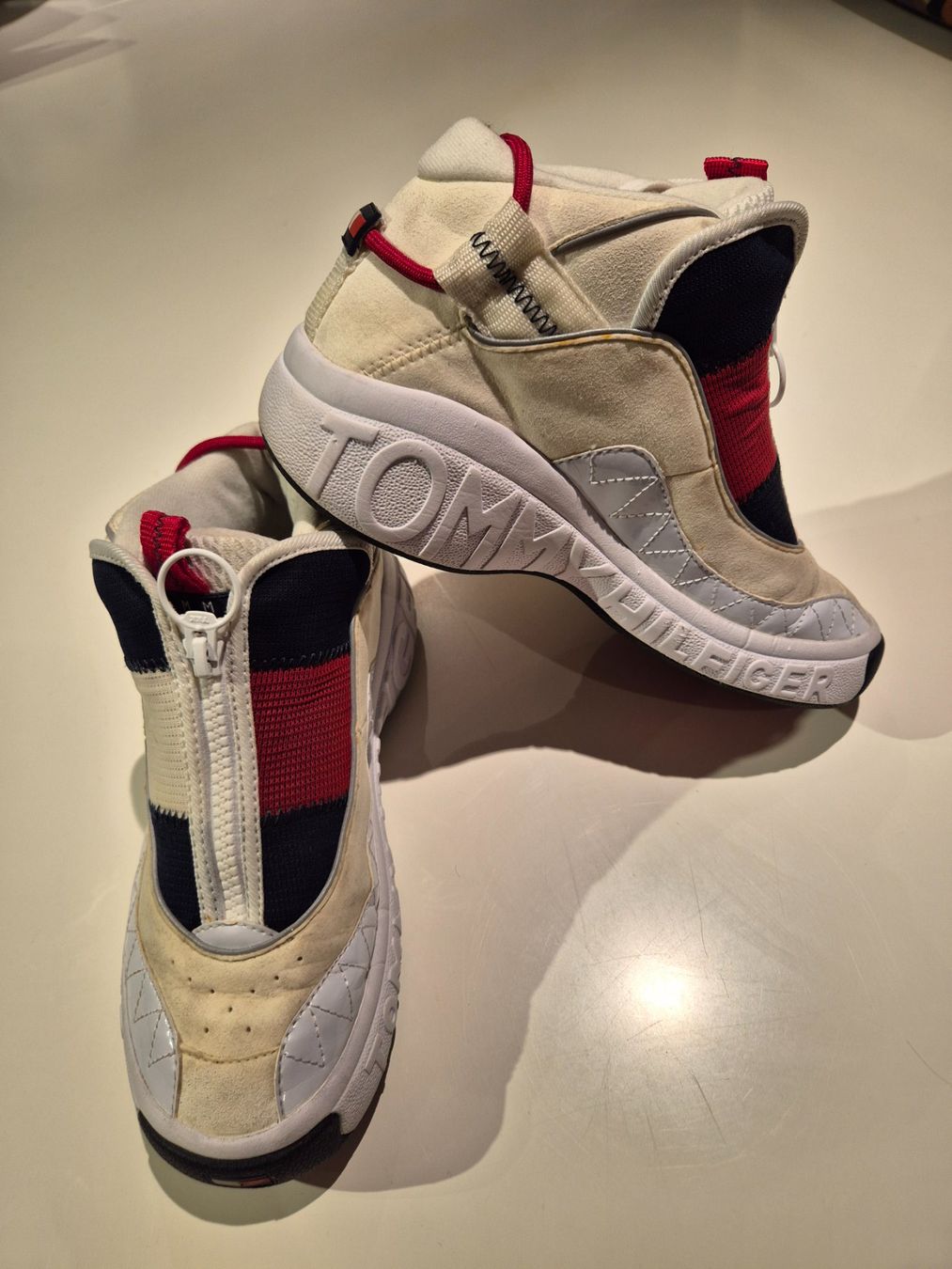 Tommy Hilfiger Scarpe da donna: Chaussure Tommy Hilfiger – Usato da Valeyres-sous-Montagny venduto da Romy.