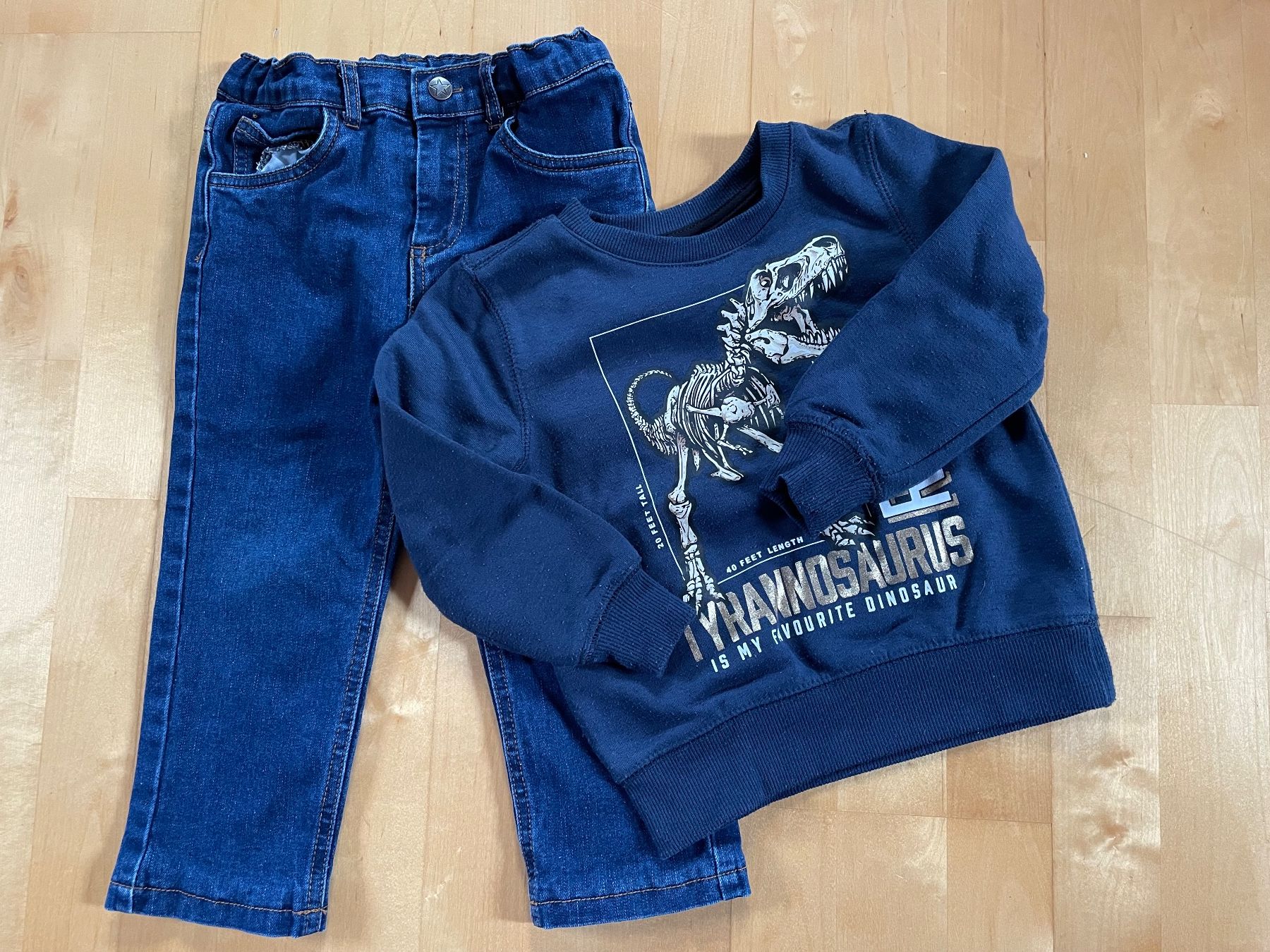 Lotti & Set di vestiti: Jeans Gr 98, Dinopullover Gr 98 – Usato da Hüntwangen venduto da fra_7nd2 1