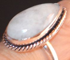 Ring L-4915 – Regenbogen Mondstein – Grössenverstellbar