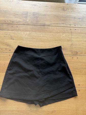 Jupe-short noire coupe portefeuille, comme neuf