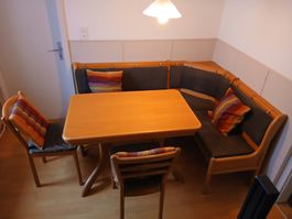 Tisch (ausziehbar) mit Eckbank und 2 Stühlen
