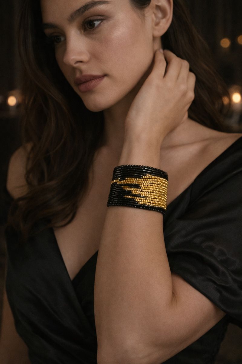 Bracciali & Braccialetti: Black & Gold Beaded Cuff Bracelet - Stylish Accessory! – Nuovo e nell'imballaggio originale da Oftringen venduto da Eylem79