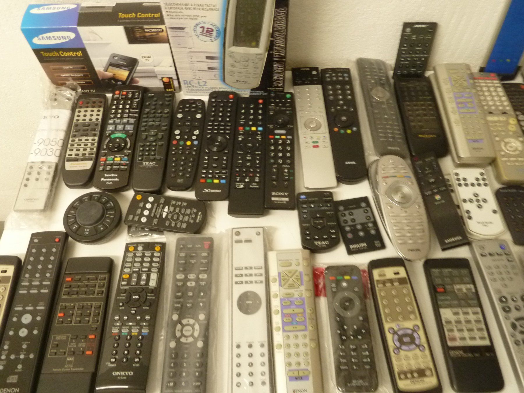 Telecomandi: div. Fernbedienungen – Usato da Affoltern am Albis venduto da Sennrtv 4