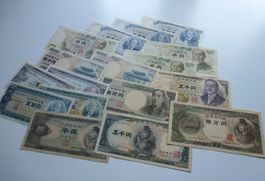 Lot ++ 17 alte Banknoten aus Japan ab 1950