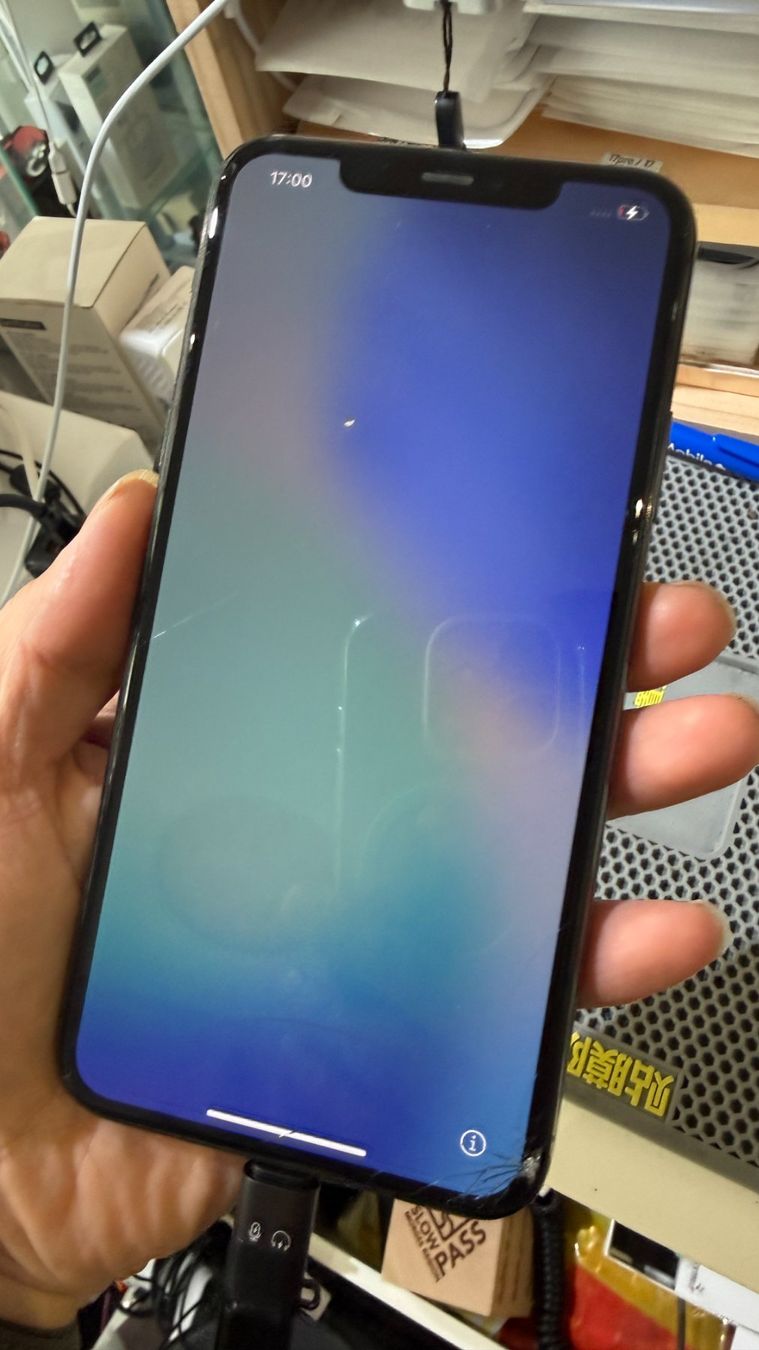 Apple Portables: Ecran original fissuré pour iPhone 11 Pro Max – D'occasion à Morges par DA-repa