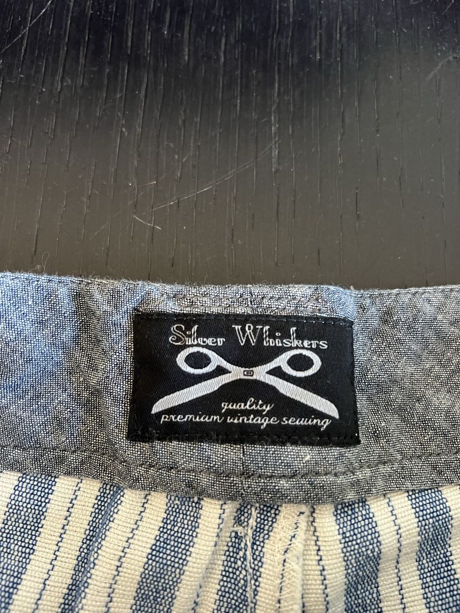 Pantaloni: Short Silver Whiskers rayé bleu et blanc – Nuovo (secondo la descrizione) da Villars-Ste-Croix venduto da Maaaat 2