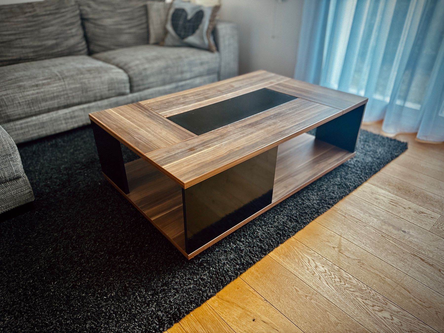 Tische: Couchtisch, Nussbaumoptik/schwarz – Gebraucht aus Menzingen von Dusty14