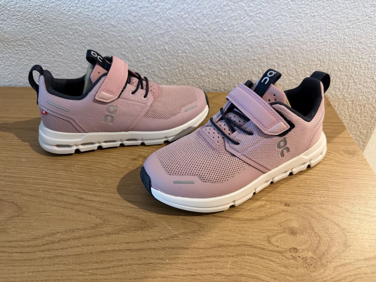 On Scarpe per ragazze: Kinder-Schuhe ON Cloud Play | Grösse 31.5  – Nuovo (secondo la descrizione) da Grosswangen venduto da winkelfeld 5