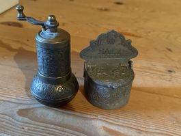 Salz (Behälter)und Pfeffer (Mühle)