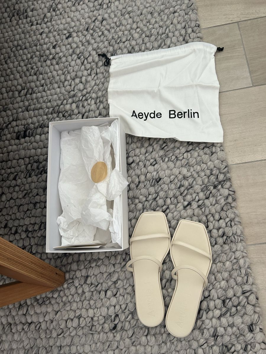 Aeyde Scarpe da donna: Aeyde Berlin Cream Leather Flat Sandals 38 – Nuovo (secondo la descrizione) da Zürich venduto da Koganmic