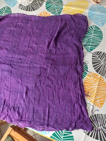Sciarpa leggera, colore viola.
