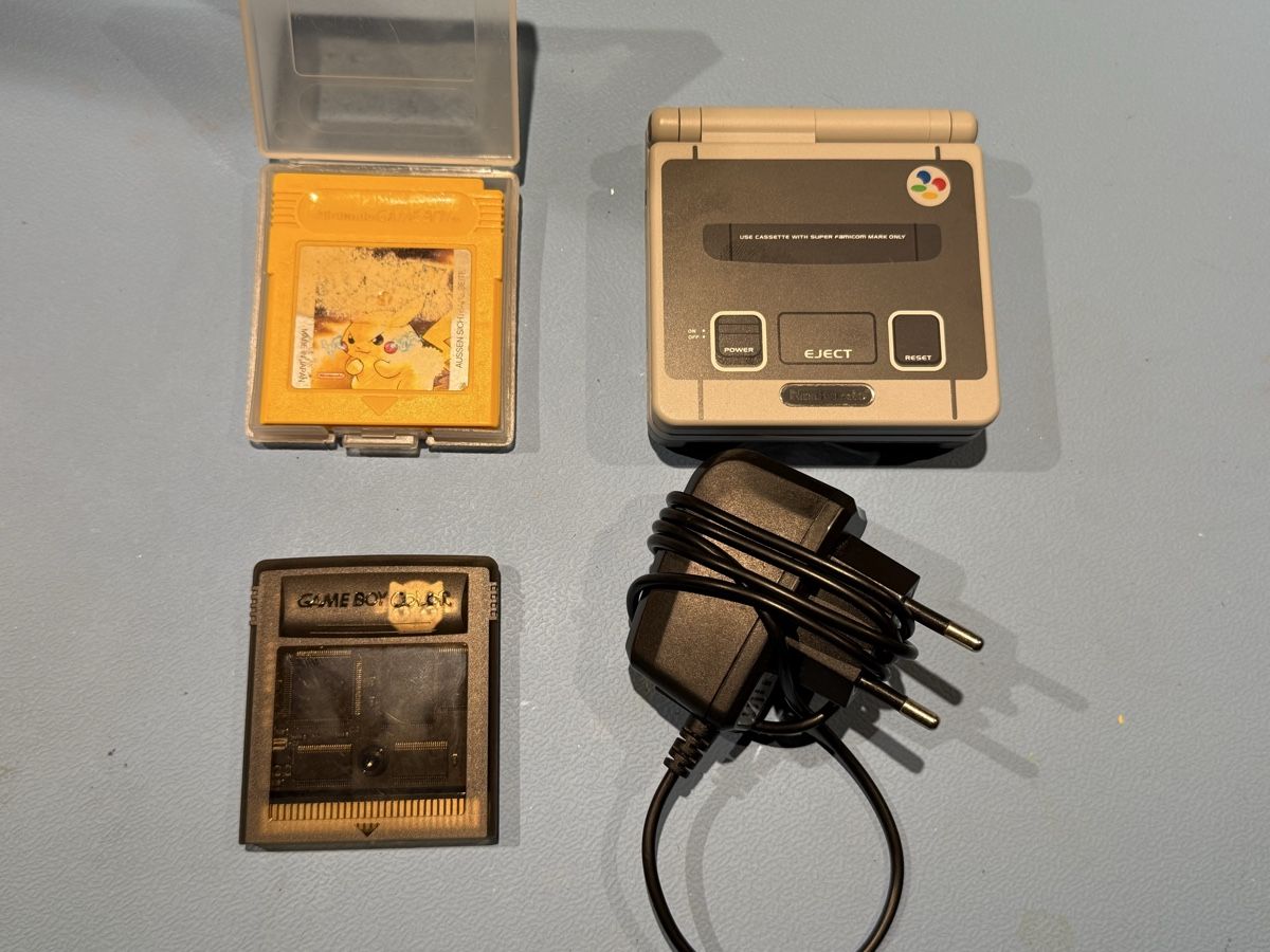 Nintendo Konsolen: Gameboy Advance Sp mit Flashcard und Pokemon Gelb – Gebraucht aus Dierikon von E28_Freak