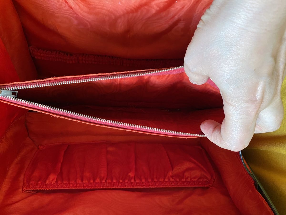 Borse da donna: Sac à main coffre laqué noir, doublure rouge – Usato da Geneve venduto da Monthoux13 3