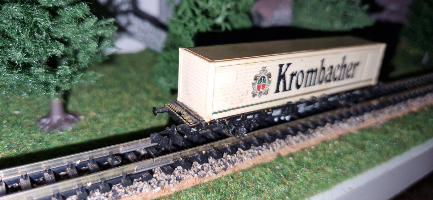 Fleischmann Modellini di ferrovie: Fleischmann Spur N 2achs. Flachwagen Container "Krombacher" – Usato da Unterengstringen venduto da b.kaiser81 2