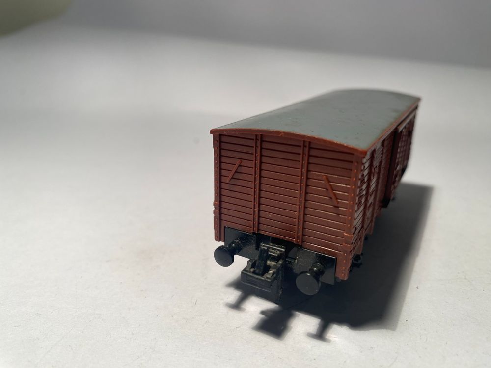 Geschlossener Güterwagen braun DB, DC Achsen 4