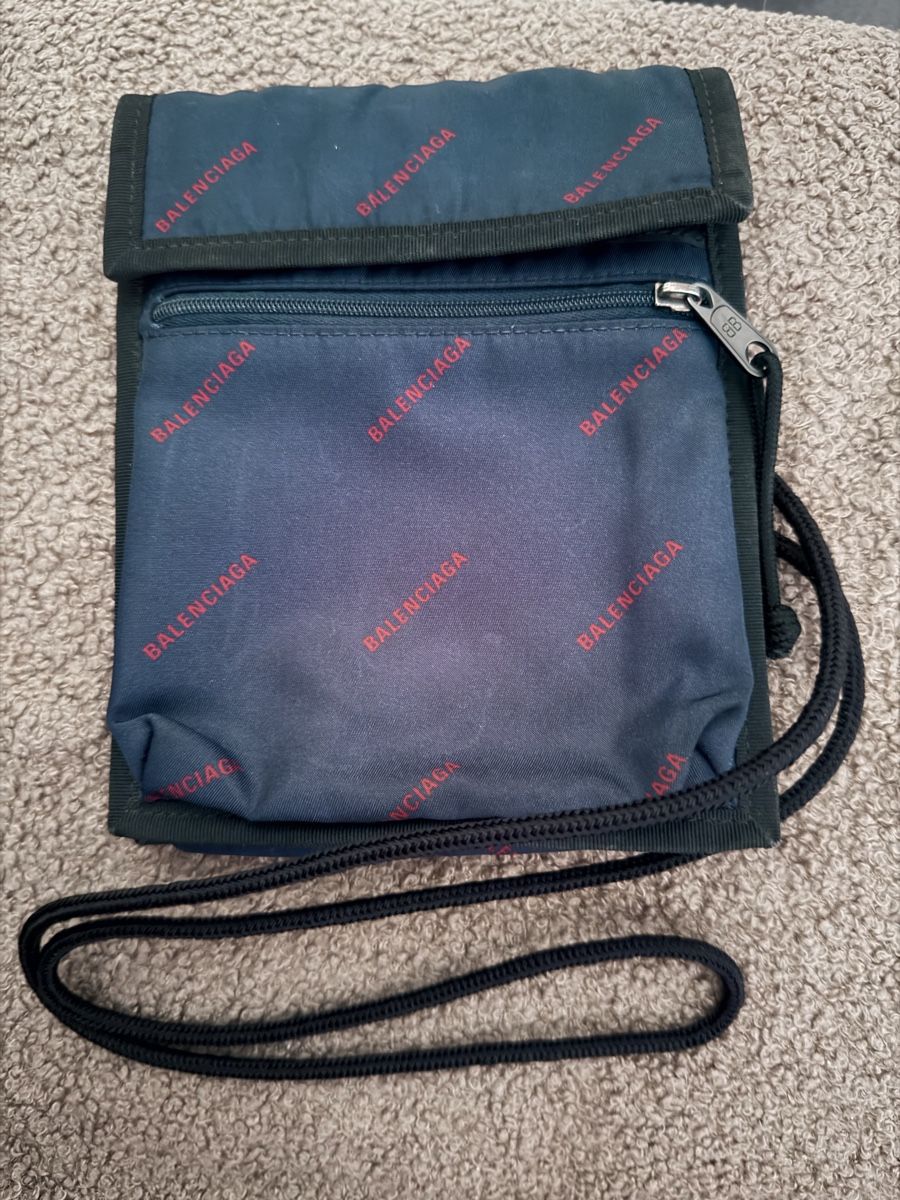 Balenciaga Sacs: Originale Balenciaga Explorer Pouch – D'occasion à Wohlen b. Bern par lor_td57