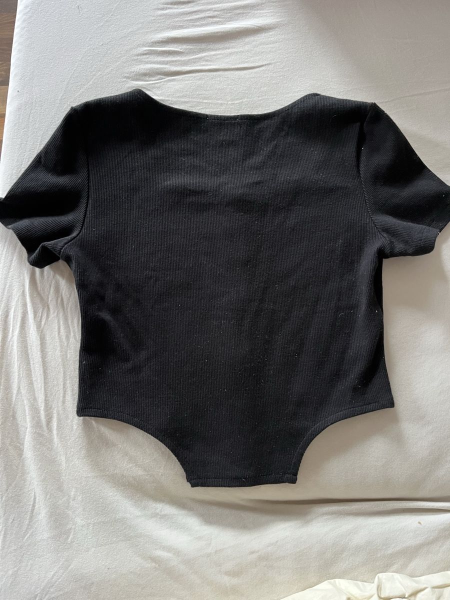 Top: Crop Top schwarz mit kurzen Ärmeln – Usato da Rodersdorf venduto da estherdaphne 1