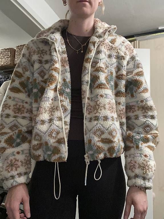Jacken: Teddyjacke/ Fleecejacke mit Wintermuster  Gr. M – Gebraucht aus ballwil von finduss99