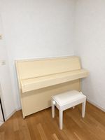 Klavier in Cremeweiss mit passender Klavierbank gebraucht