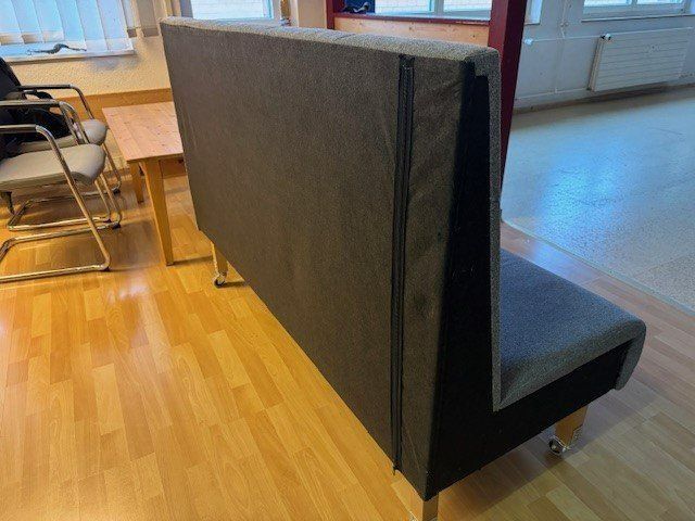 Divani: Sofa grau mit Räder – Usato da Bassersdorf venduto da tanialevin15 2