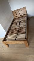 Bettgestell mit Lattenrost aus Holz 