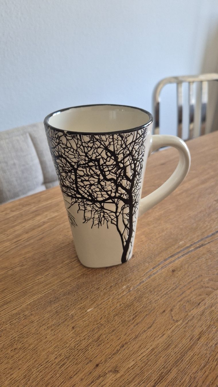 Micasa Tasses: Tasse weiss schwarz Baum  – D'occasion à Watt par sarahZH1995
