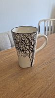 Tasse weiss schwarz Baum 