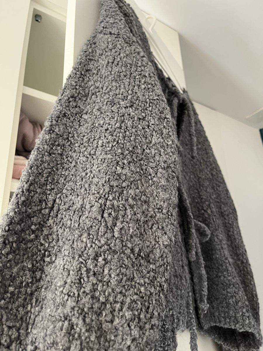 Giacche: Flauschige Strickjacke in Grau, Onesize, neuwertig – Nuovo (secondo la descrizione) da Gockhausen venduto da Lali013 1