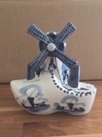 Keramik Windmühle auf Holzschuh Holland Motiv blau-weiss