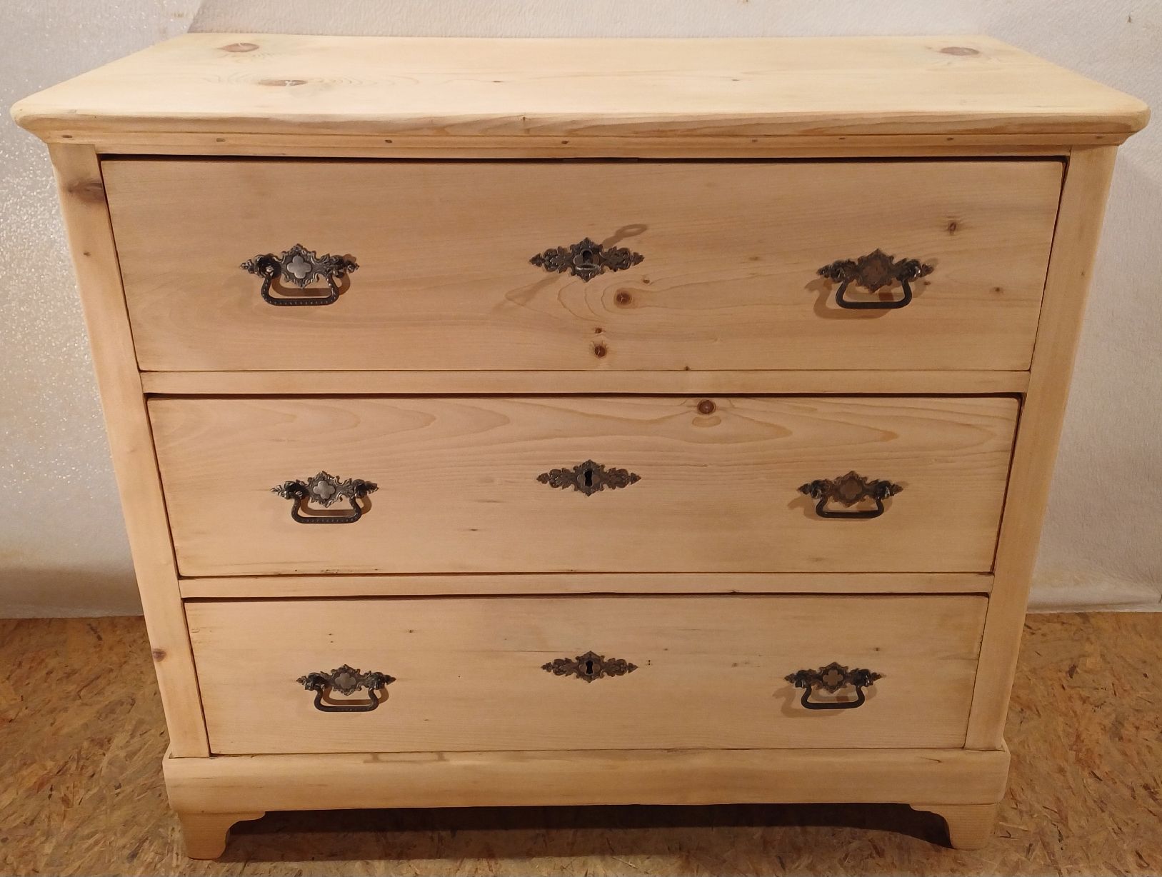 Commodes: AntikeTannenholz Kommode – D'occasion à Stettfurt par noaron