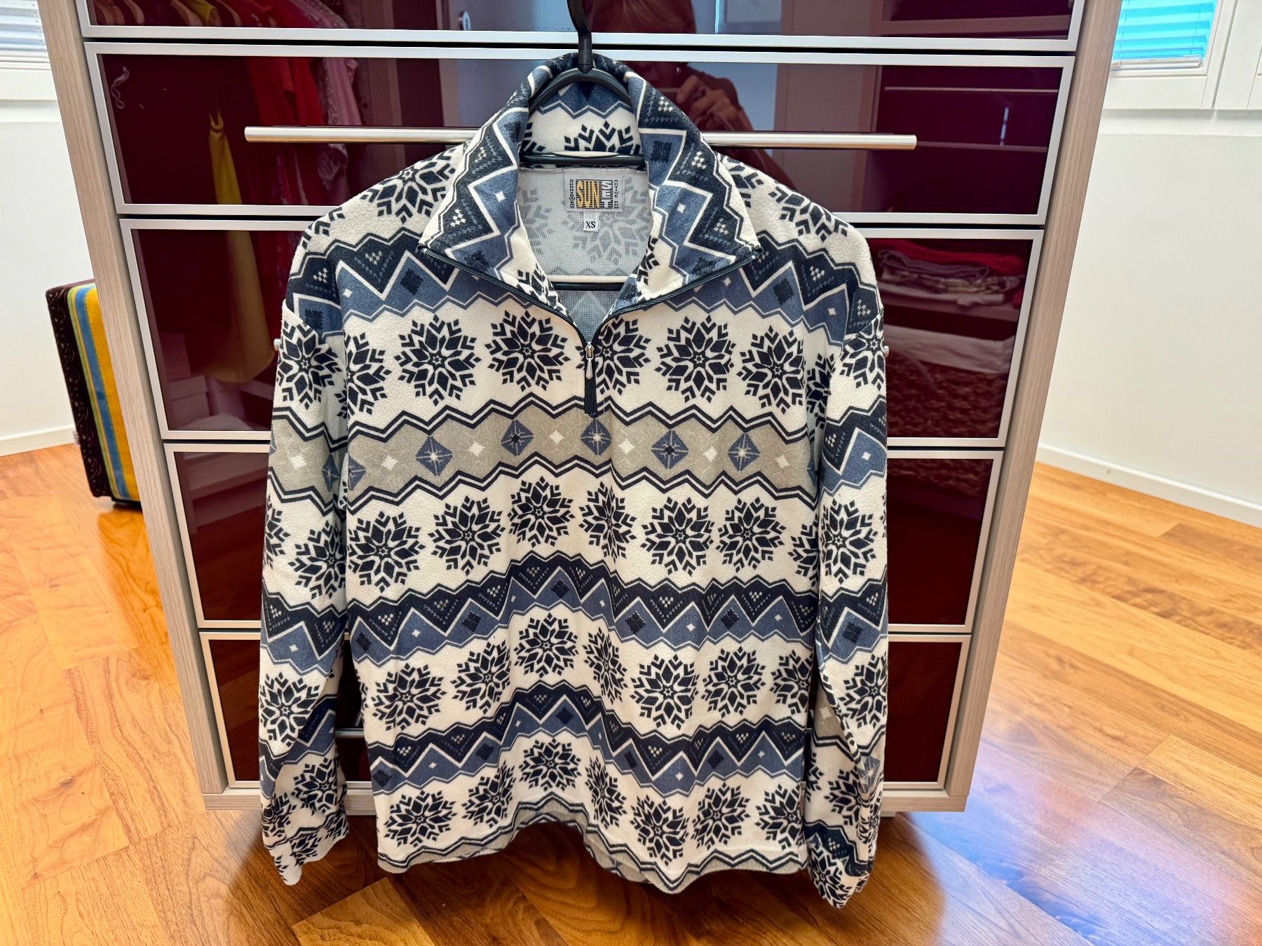 Maglioni & Felpe: Fleece Pullover mit Schneeflockenmuster Grösse M – Usato da Uster venduto da Isskra 1