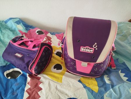 Schulranzen von Scout inklusive Schwimmtasche.