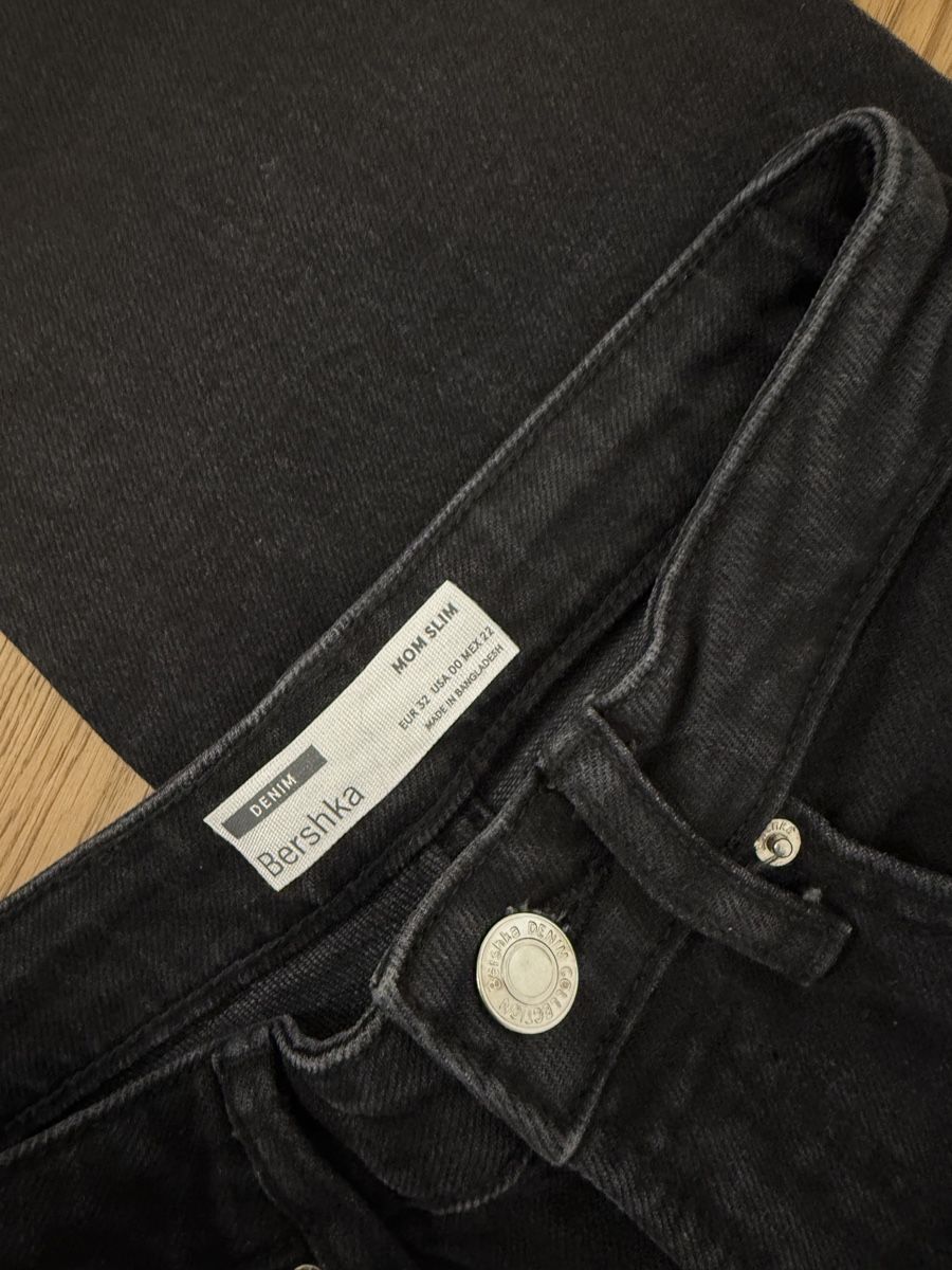 Bershka Jeans: Schwarze Bershka Mom Jeans, Gr. 32 – Gebraucht aus Bern von fab_tx65 2