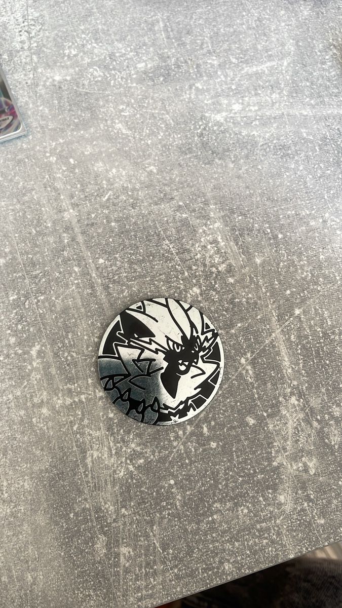 Tutte le decorazioni: Stylischer Metall Button mit Wolf-Motiv, Durchmesser 4cm – Usato da Bad Zurzach venduto da mro_bp9f