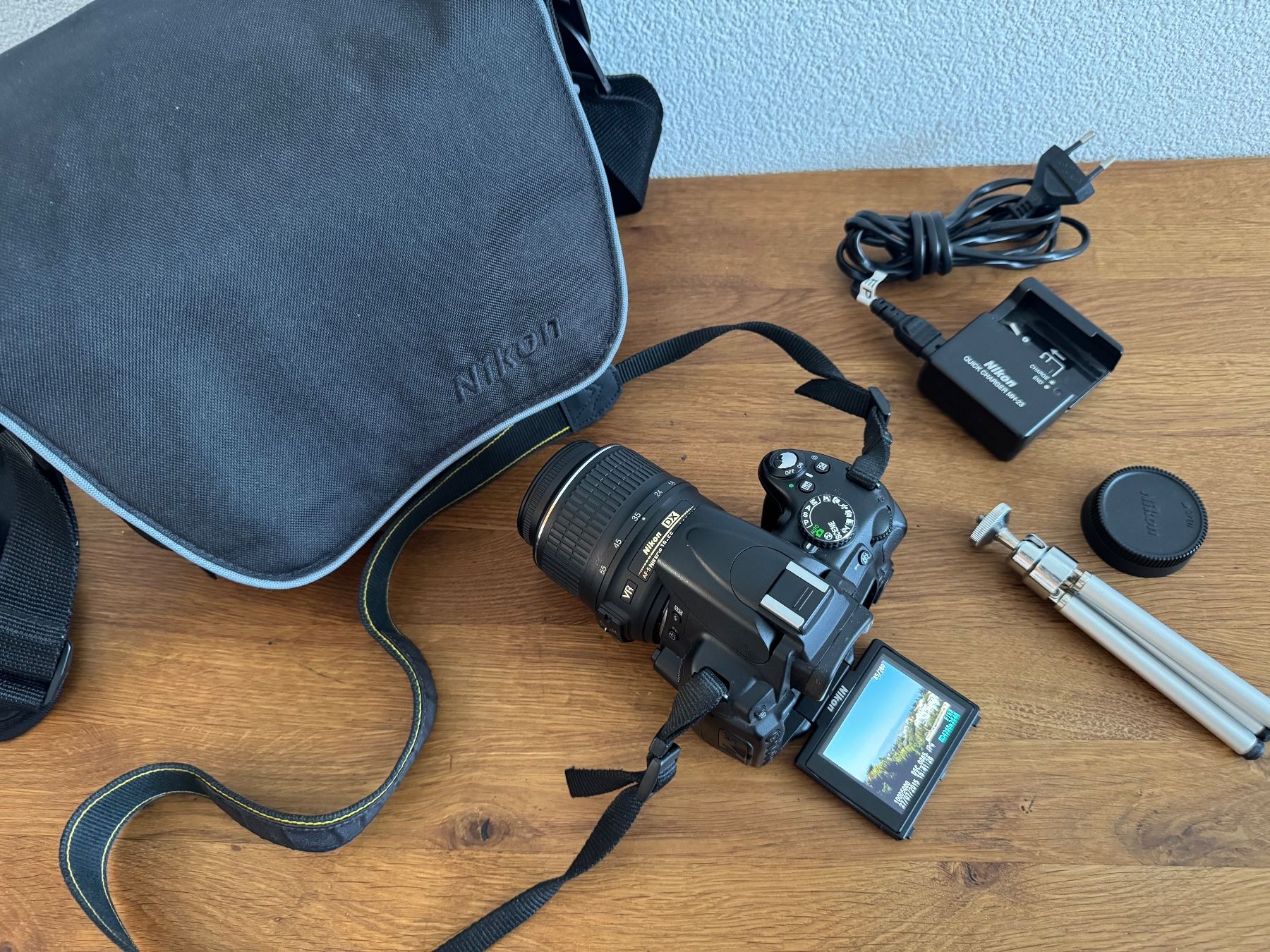 Nikon Fotocamera: Nikon D5000 mit 18-55 mm objektiv – Nuovo (secondo la descrizione) da Frauenfeld venduto da dilili 6