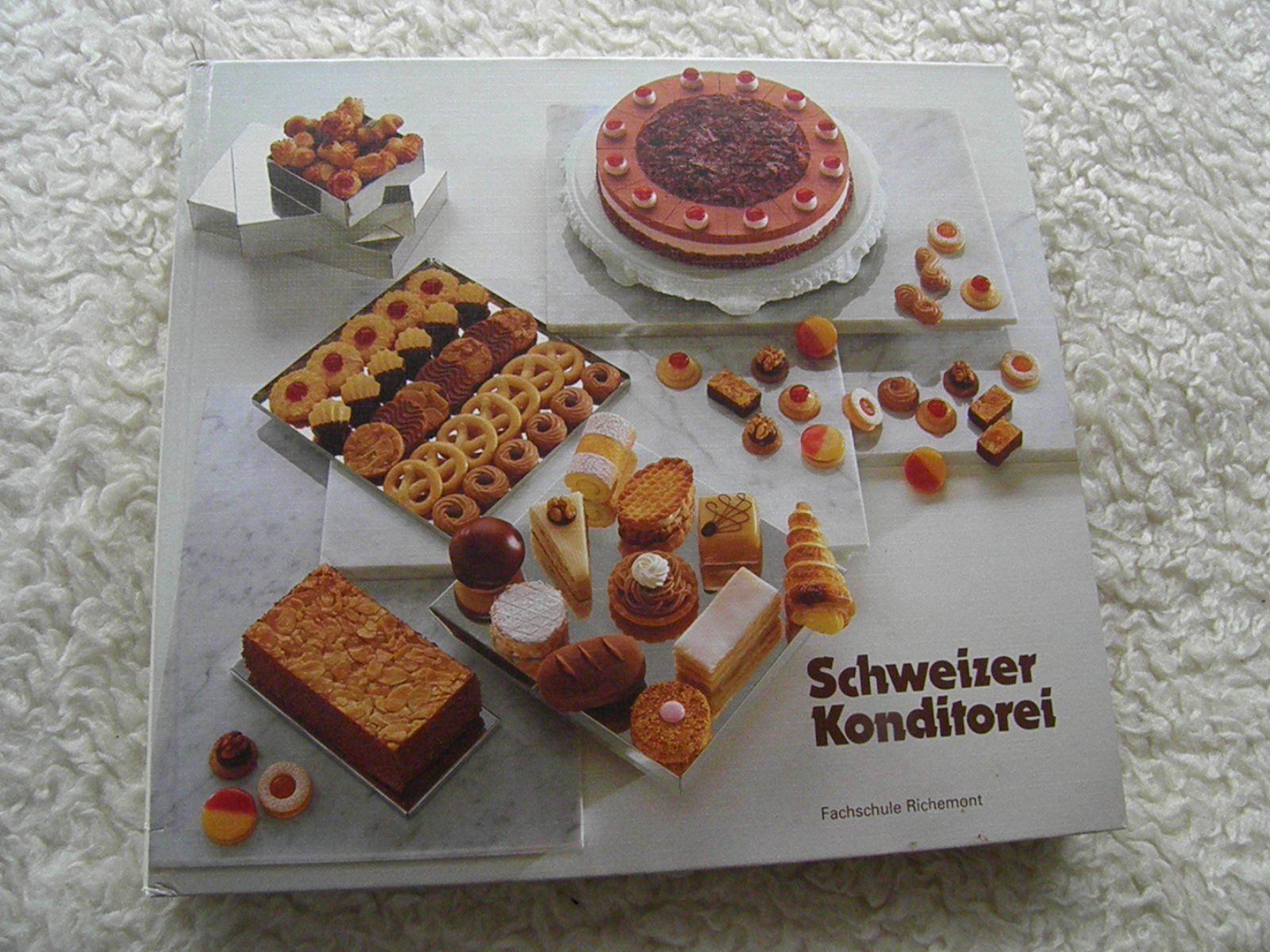 Libri: "Schweizer Konditorei" , Richemont Fachschule – Usato da Triesen FL venduto da Trigon 9