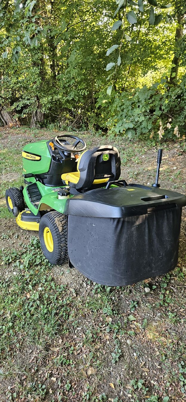 John Deere Rasenmäher: JOHN DEERE X300R  – Gebraucht aus Vich von Max-Mechanics